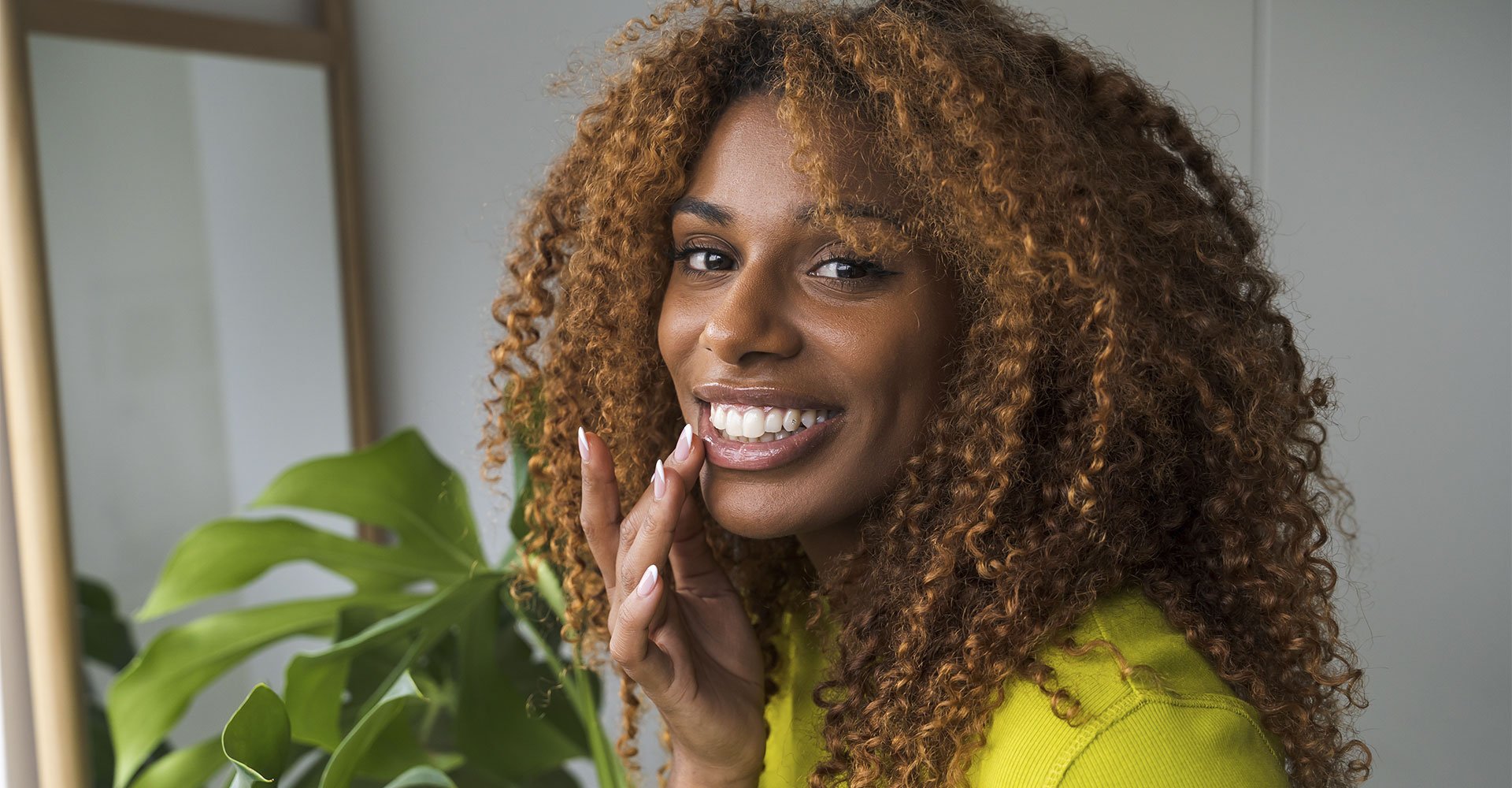 Mulher negra com cabelo morena iluminada